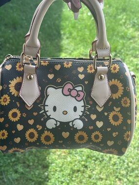 Mini custom design bag featuring a bold Hello Kitty + sunflower print 🌻🖤